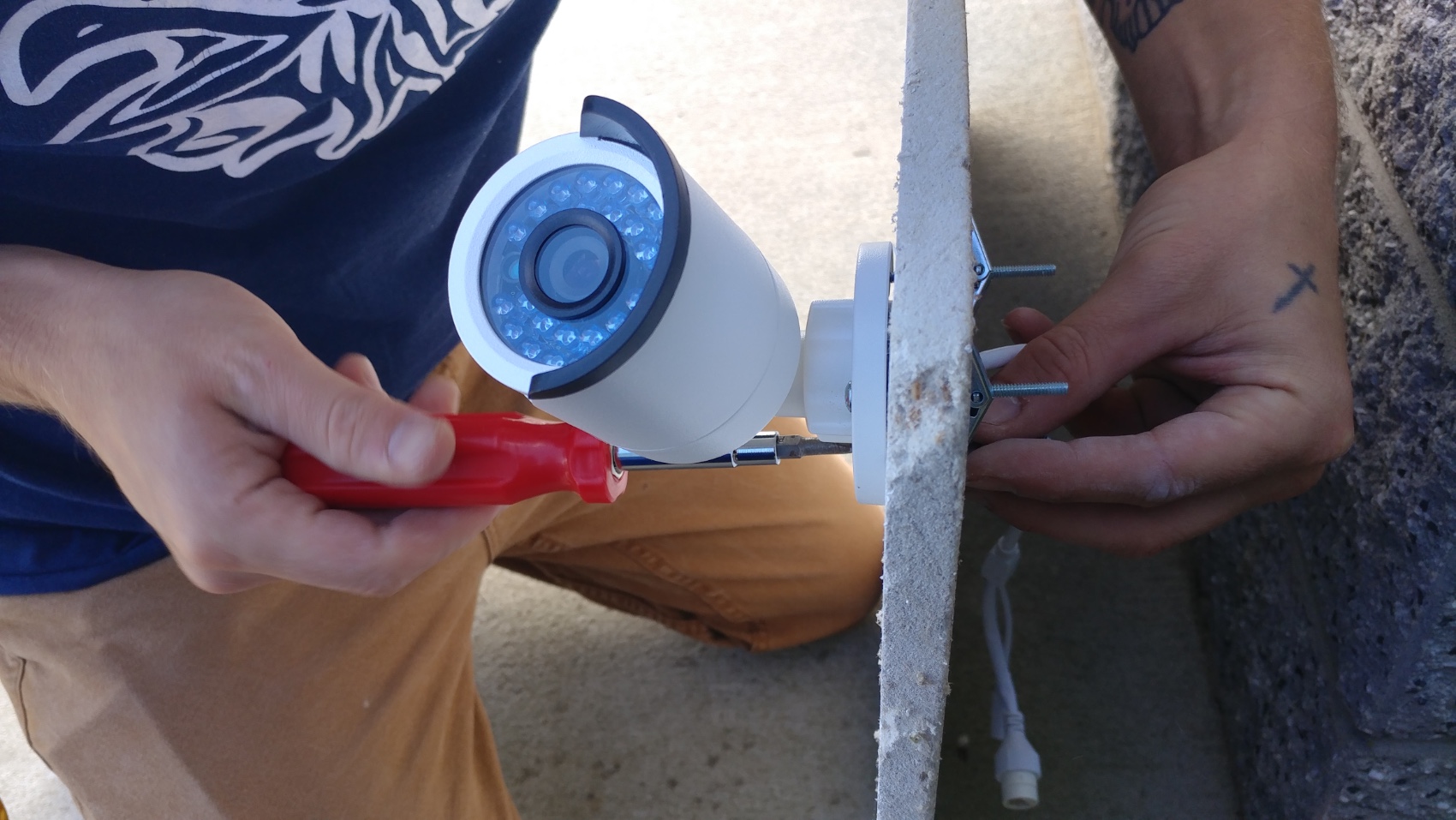 tighten the winged drywall anchors